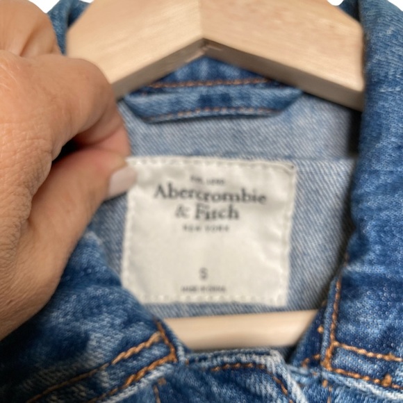 ABERCROMBIE & FITCH Classic Distressed Denim Jacket Size Small - Picture 13 of 13
